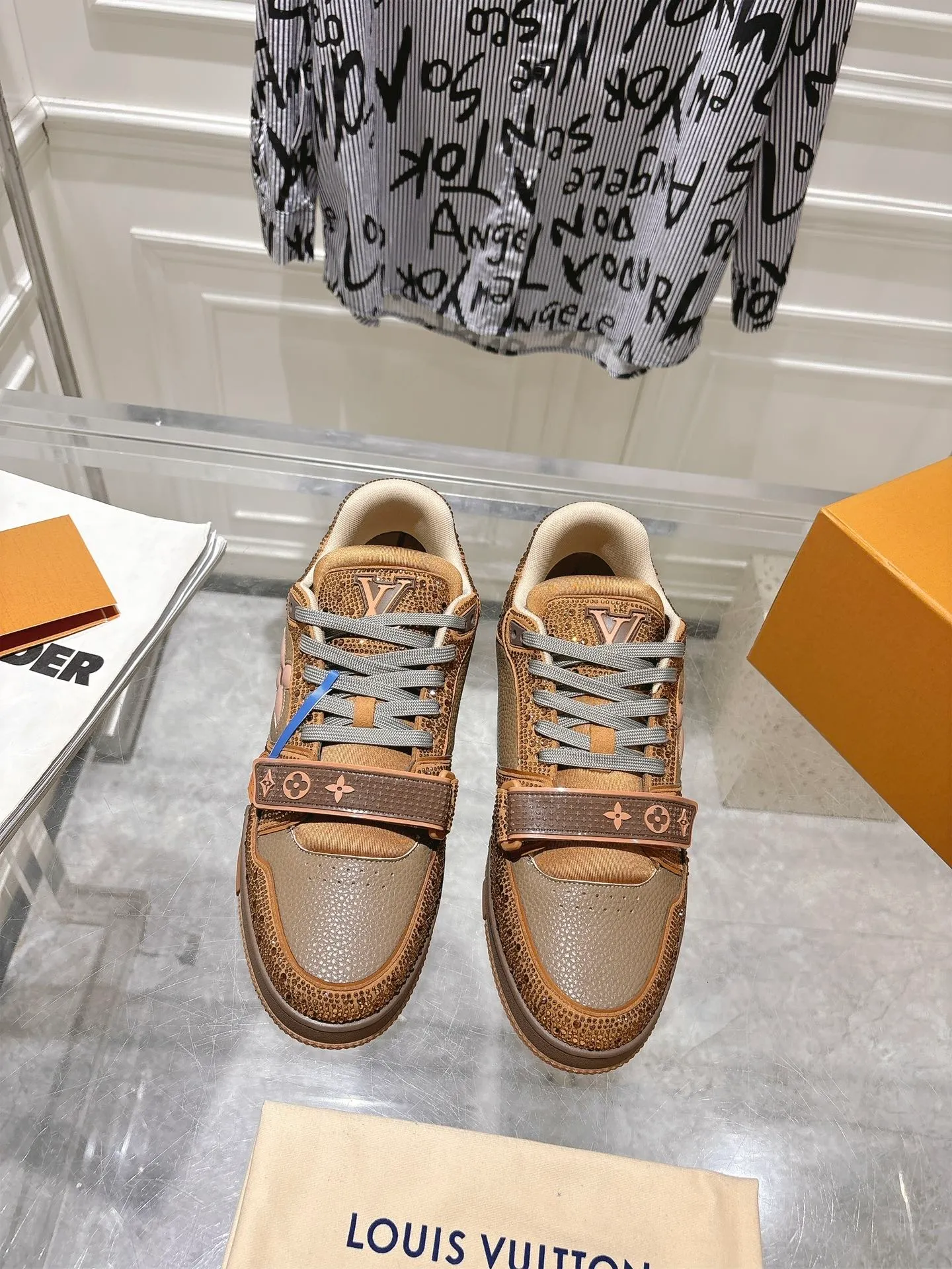 💕💕Factory direct selling price p840💕💕 Top version #couple style ⚠️ Comes with a full set of aviation box packaging ⚠️2️⃣0️⃣2️⃣5️⃣The hot LV full diamond 𝘁𝗿𝗮𝗶𝗻𝗲𝗿 series of the latest couple's sneakers, the quality has been upgraded again, the details are awesome It just doesn’t look too good! The model was sold out immediately within ten minutes of the official website going on sale. TPU outsole, mold fee is 2w+. The texture is comparable to the original version. The feet are made of polymeter micro-material and breathable British mesh. The details are the same as the original version. Please pay attention to distinguish the currency materials on the market. Size: Female 35-39, Male 39-45M